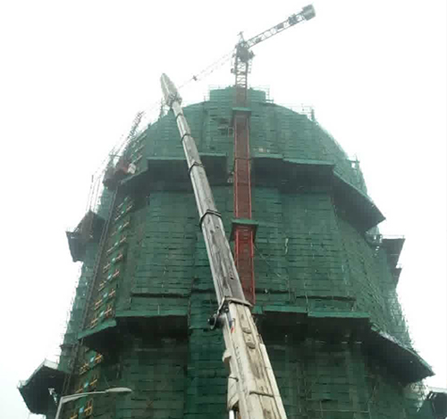 鸡东吊车在工地上作业